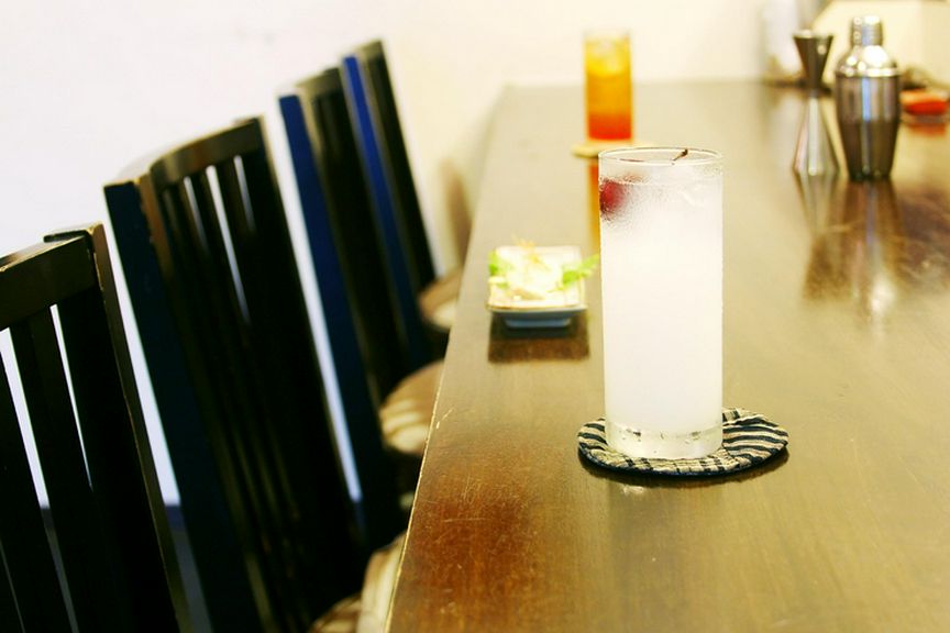 カウンター席に座って、ゆるゆるとくつろいで1人の時間を楽しむ