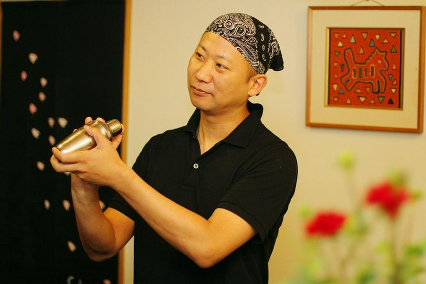 オーナー自ら、シェーカーーをふってカクテルをつくってくれる