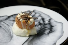 旬の食材を取り入れたシーズナブルメニュー。キャビアエッグをはじめ、当店の料理を存分にお楽しみください