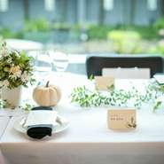 まるで、新婚 新居に遊びに来たような心温まるサービスと新鮮 で 美味しいフランス料理を提供。 埼玉県唯一のモダンで洗練された空間が花嫁の美しさをより輝かせてくれる。 来賓の方々への“おもてなし”をテーマにしたウェディング。 お世話になったゲストの笑顔にお二人が包まれる事を約束。