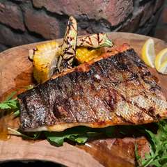 炭火で焼き上げる旬のお魚