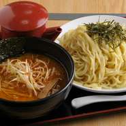 麺とスープにこだわるお店自慢の『つけ麺』。麺は厳選した小麦粉を使い、もっちりとした食感。またスープは濃い目の味付けで、湯とうで自分好みに薄めることも。メニューも豊富でまた食べたくなる一品です。