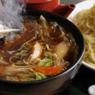 スープと麺にこだわりを持つお店自慢のつけ麺。スープの温度を下げないように焼き石を入れてくれる粋な計らいも。こだわりの自家製麺にあたたかなスープをからめて、最後の一滴まで美味しくいただけます。
