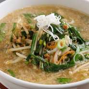 こってりとしたスープとニラなどのたっぷり野菜、さらにニンニクが入った『スタミナラーメン』は、汗を流して頑張った後や気合を入れたい時に食べたくなるメニュー。心も身体もパワフルになれる、人気の一品です。