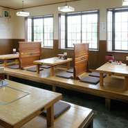 広い駐車場と落ち着いた店内、そして豊富なメニューはご家族連れにおすすめ。お子様セットもあるので、家族でゆっくりと食事を楽しめます。店内にはお座敷も完備。小さなお子様がいる家庭にはうれしいポイント。