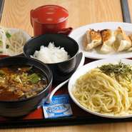 「つけ麺も食べたいけど餃子も…」という方にセットがおすすめ。ご飯やみそ汁もついてお得感いっぱい！