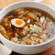 たっぷりの野菜が魅力のラーメン。とろみのついたスープが麺によくからみ、最後まで美味しくいただけます。