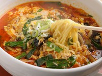 たっぷりの野菜とピリ辛のスープが相性抜群。とじた卵でまろやかな味わいに。