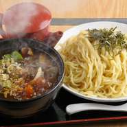 ピリ辛の肉ナスと濃厚なタレが麺によくからまり、後を引く美味しさ。もっちりとした麺との相性も抜群。