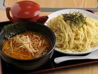 ピリ辛ソースで食欲をそそります。スープや麺との相性も抜群です。