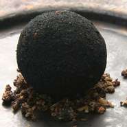 黒トリュフに見立てた真っ黒のアランチーニ