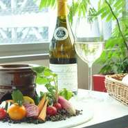 アンチョビとニンニクにオリーブオイルを加え、じっくり煮込んで作る薫り高いソースが決め手。存在感がありながらもフレッシュな野菜の美味しさを邪魔しないソースは一度食べる価値があります。