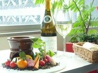 アンチョビとニンニクにオリーブオイルを加え、じっくり煮込んで作る薫り高いソースが決め手。存在感がありながらもフレッシュな野菜の美味しさを邪魔しないソースは一度食べる価値があります。