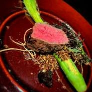 熊本県産のあか牛の腕の部分の肉を使用した肉の旨味が存分に楽しめる一品。お肉を楽し無だけではなく、ワインとの相性もいいのでじっくりワインを楽しみたい人にもおすすめです。
100g~ 50g単位にてお選び頂きます。