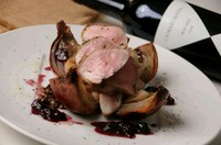 愛情たっぷりに育てられたこの豚は臭みがなくさっぱりした女性うけする豚肉です。