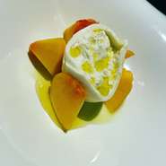 イタリア産のブラータチーズ
濃厚な味わいをお楽しみください