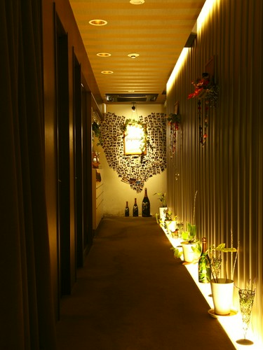 灯りを落とした落ち着いたラグジュアリーな空間が印象的