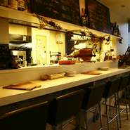 カウンター席はシェフの技を見ながら食事ができる特等席。活気あふれる様子を楽しみながら食事ができます。