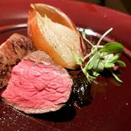 フワッとしながらもモチモチの食感を楽しめるよう、ジャガイモと粉の混ぜ方を研究しました。口の中に入れたときに溶けていくような舌ざわりと、バターの香りが口いっぱいに広がる風味を味わってほしいです。