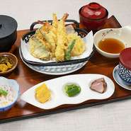 小鉢・天ぷら盛合せ・茶碗蒸し・ご飯・汁物・香の物