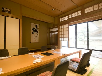 接待にも利用できる、床の間付きのお庭が見える個室