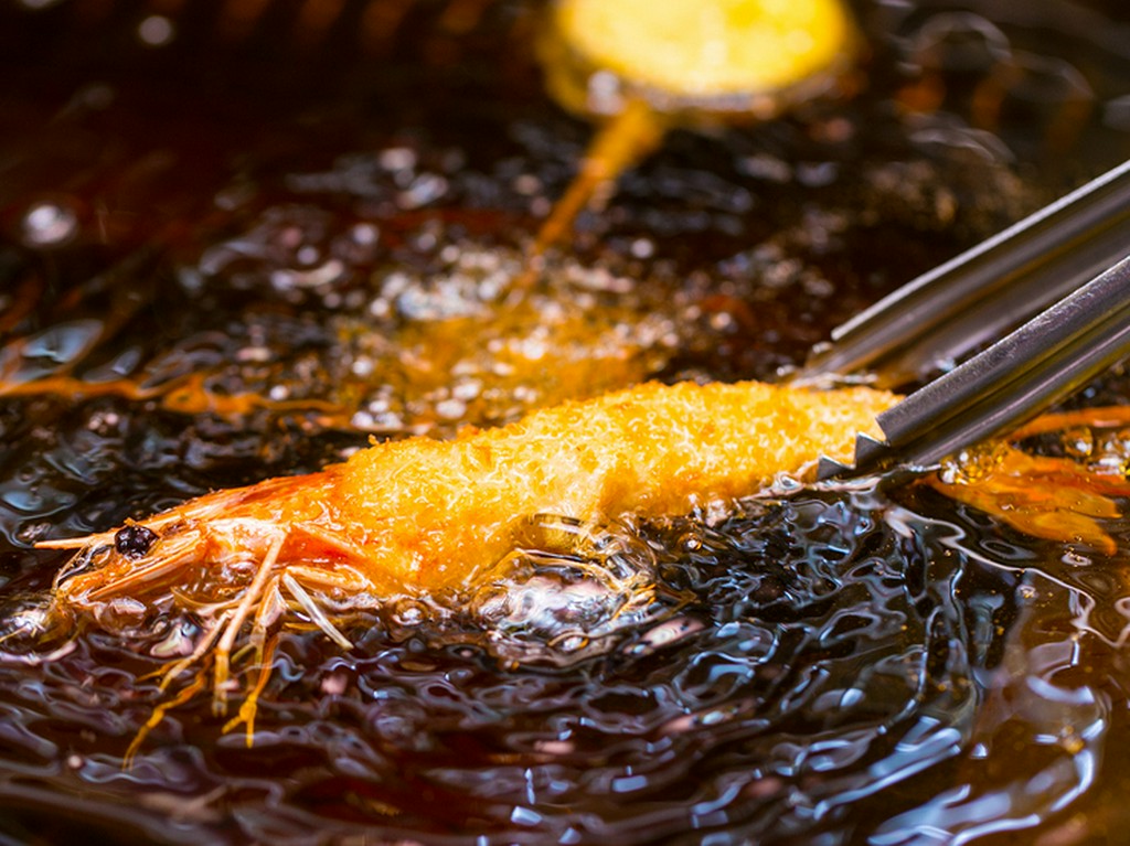 本気の仕込みでカラッとサクサクの串かつを