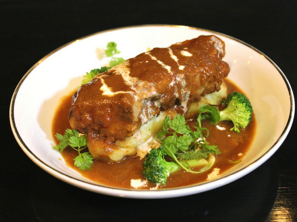 トマトベースの特性ソースで２日間煮込んだ『トロトロ豚バラ肉のやわらか煮込み』