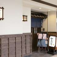2階も合わせると、大小の個室が18部屋ある【居酒屋　かたつむり】。すべて掘りごたつ席になった、ゆったりとした雰囲気のお店です。まるで日本料理店のような風情があり、各種宴会や接待などにもおすすめ。