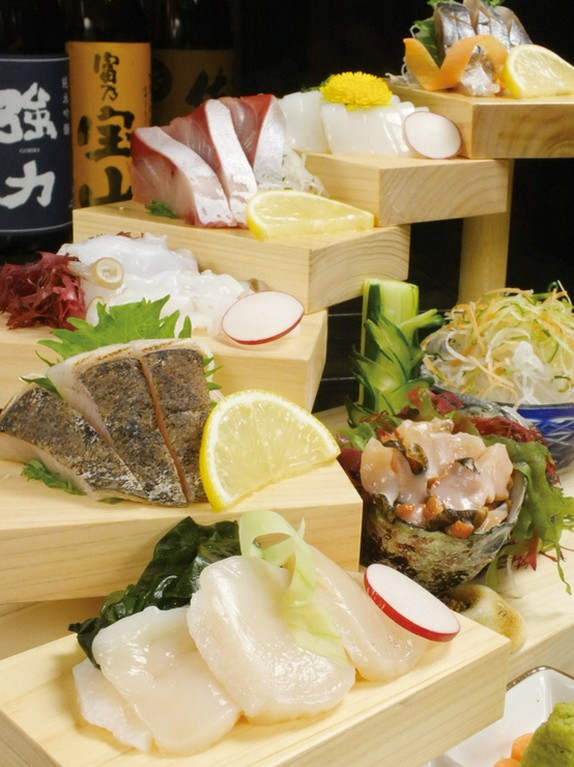 旬の鮮魚が一度に味わえる『階段盛り七段』　