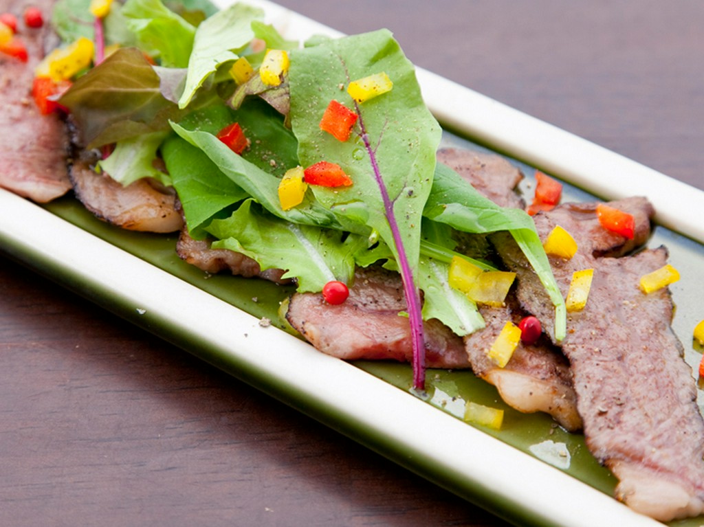 和牛カルビをぜいたくに使った『和牛の炙りカルパッチョ』