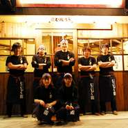 「旨いっ！」　その一言と笑顔がスタッフの喜びに。実際に炭火で焼いているシーンも見られます。豪快な炭火焼きですが、「ガラス張り」なので安心して眺められるのが嬉しいところ。