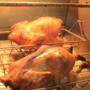 とり丸焼きがメニューに入っていて、人数が多めの時に最適なコースです。特にお肉が大好きな方はこちらのコースがオススメ。とり丸焼きはカットして提供されるので、女性でも安心です。