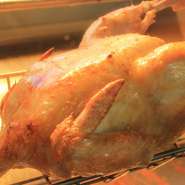 毎年たくさんの注文がある『とり丸焼き』の持ち帰り。クリスマスに最適なテイクアウトメニューで、今年も見逃せません！　もちろん、店内で食べるのもオススメ。ご予約はお早めに。