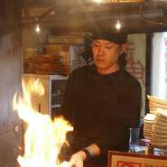 祖父の代から料理人。料理人三代目の沖野氏は、父の背中を見て育ち和食の世界へ。元気な声が飛び交う活気あるホールの向こうで、スピード感ある熱々の料理を展開します。