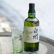 森の香るウィスキーとして、女性からも人気を集めている白州のハイボール！
アルプスで採れた水でじっくりと育てられた白州も超炭酸で仕上げてます！　これも一度は飲んで頂きたい1杯ですね。