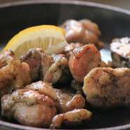 これまで、国産に拘ってきましたが、とりじろうはさらに進化！　そうパワーアップした炭火炙り焼きをご用意することに！！　神山鶏のももをはじめ、ずり焼き、皮焼き、せせり焼き、きも焼き、はつ焼き、ハラミ焼きと7種類もラインナップ！　美味しくなった炭火炙り焼き（バラ焼き）をぜひ！！