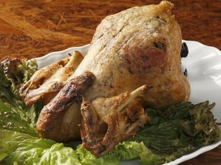 岩塩とコショウ、ガーリックで旨味が引き立つ『とり丸焼き』。
