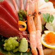 獲れたての旬魚を贅沢に盛り付けた自慢の一品。まずは目で見て楽しんで、お酒とともにトロける味わいを舌で堪能する、まったりと大人の乙な時間をお楽しみいただけます。