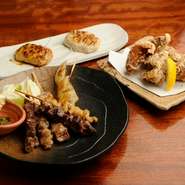 徳島ならではの味わい「阿波尾鶏」の適度な歯ごたえと甘みとコク。串焼きをはじめ、唐揚げ、塩焼き、釜めしなど多彩な料理でその味わいをご堪能ください。