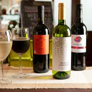 赤白とボトルで2750円台～とコスパの良いラインナップ。その日の銘柄はお気軽にお店までお問合せください。