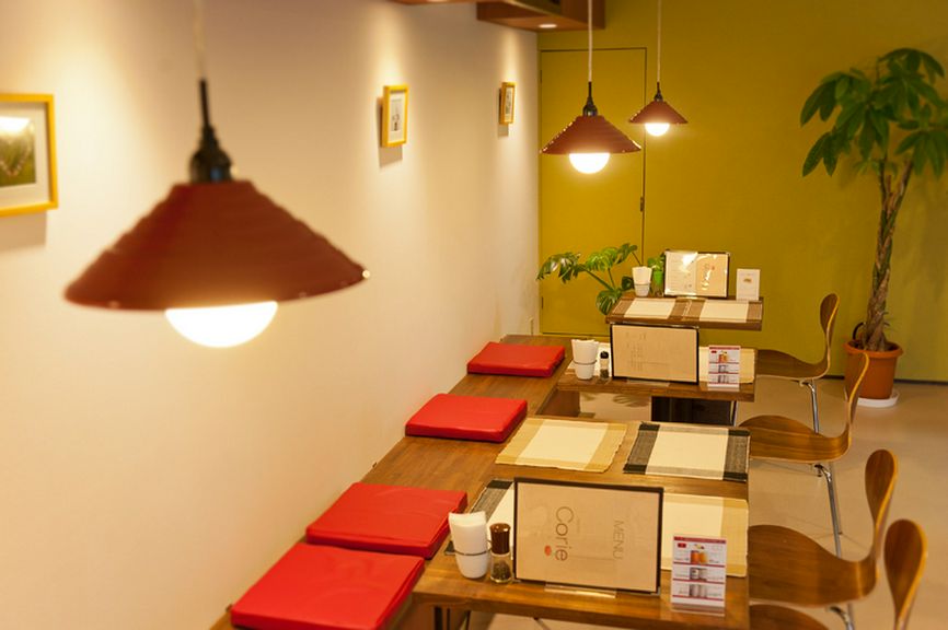 食後もゆったりできる落ち着いた空間で、お料理とデザートを