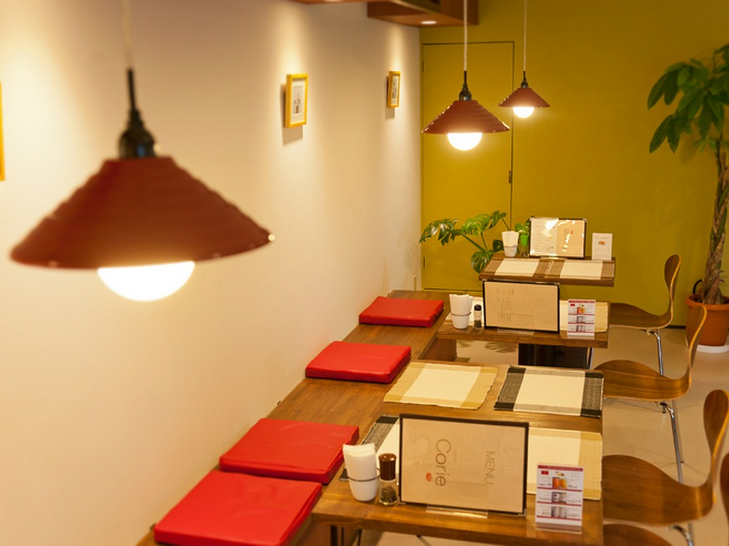 食後もゆったりできる落ち着いた空間で、お料理とデザートを