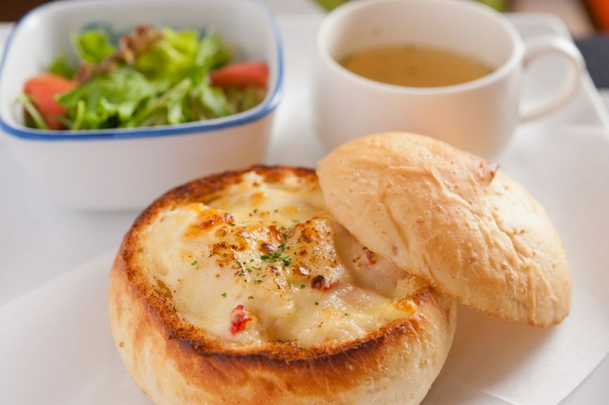 自家製パンにホワイトソースがたっぷり『パングラタン』