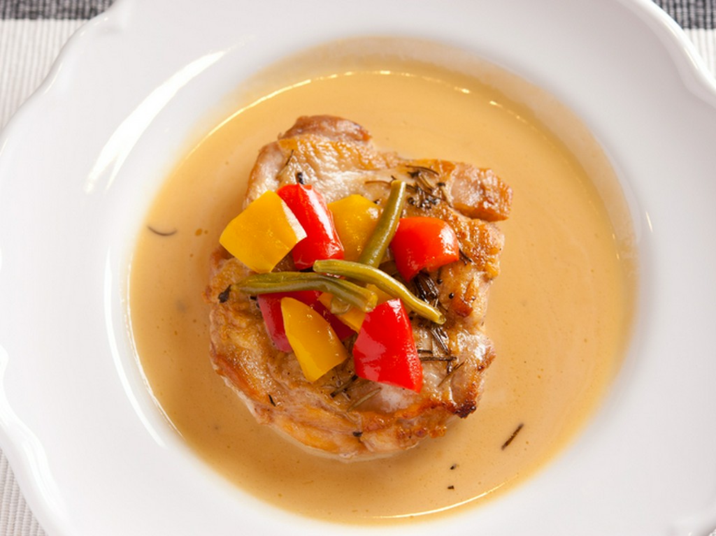 こんがり焼いた肉にバター醤油のソースが絶妙『地鶏の風味焼き』