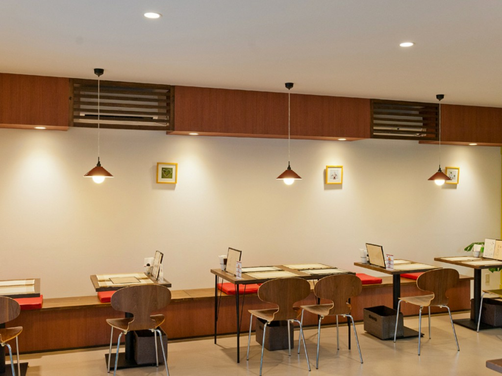 シンプルで落ち着いた雰囲気の店内。おひとりでもグル―プでも