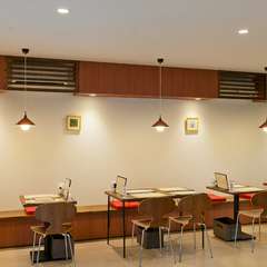 シンプルで落ち着いた雰囲気の店内。おひとりでもグル―プでも