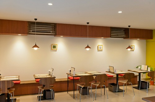 シンプルで落ち着いた雰囲気の店内。おひとりでもグル―プでも