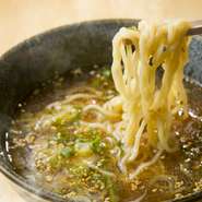 あっさりしながら深い味わいのスープが特徴の『鶏そば』。飲んだ後に食べたくなる細麺のラーメンです。