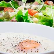 【和菜伊菜あじる】の料理につかわれている野菜は、前日注文、当日入荷の新鮮なものばかり。旬の彩りを盛り込んだ創作料理が味わえます。しっかりとした野菜の旨みが感じられる点も魅力のひとつです。