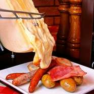 女性に人気のチーズトマトの酸味を閉じ込めたラザニアに、ナッツのようなコクのある味となめらかな舌触りが特徴の「花畑牧場ラクレットチーズ」をお客様の目の前で
トローリとかけてお召し上がりいただきます。